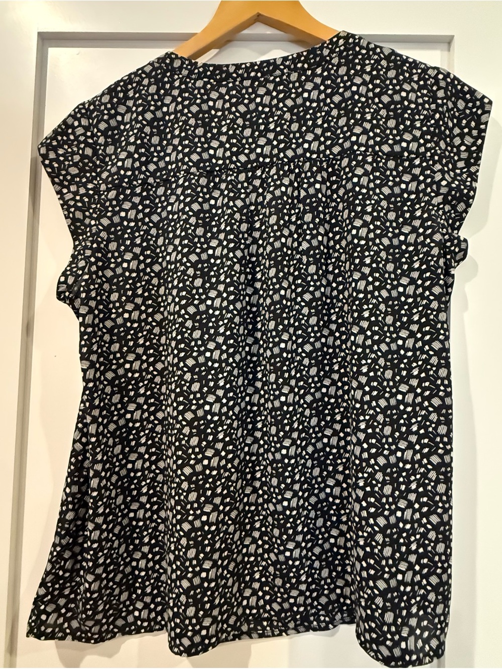 Daniel Rainn Black and White V-Neck Cap Sleeve Printed Blouse - Picture 6 of 9